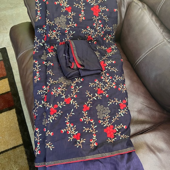 Designer crepe silk floral embroidered with swarvoski crystals saree n bp - Picture 3 of 5